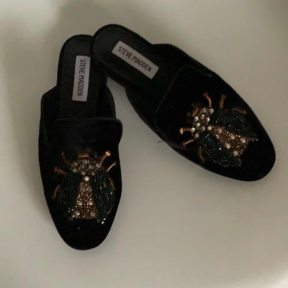 Steve Madden black bumblebee slip ons
